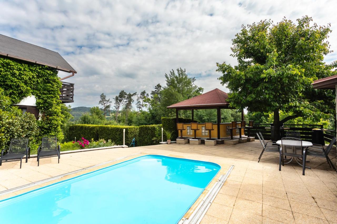 Private Summer House With Swimming Pool, Beach Bar And Pit For Football And Volleyball Hvezdonice Exterior foto