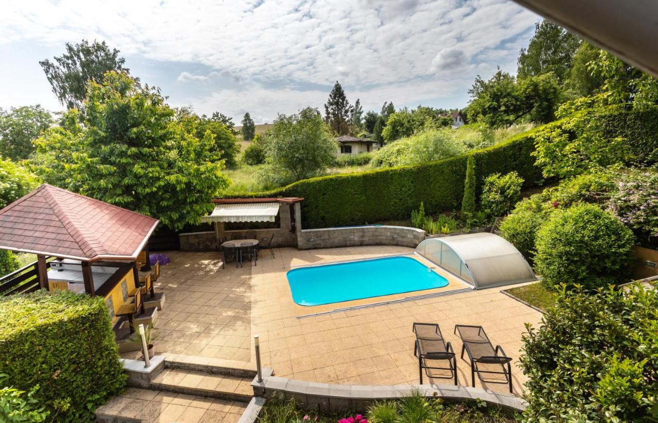 Private Summer House With Swimming Pool, Beach Bar And Pit For Football And Volleyball Hvezdonice Exterior foto