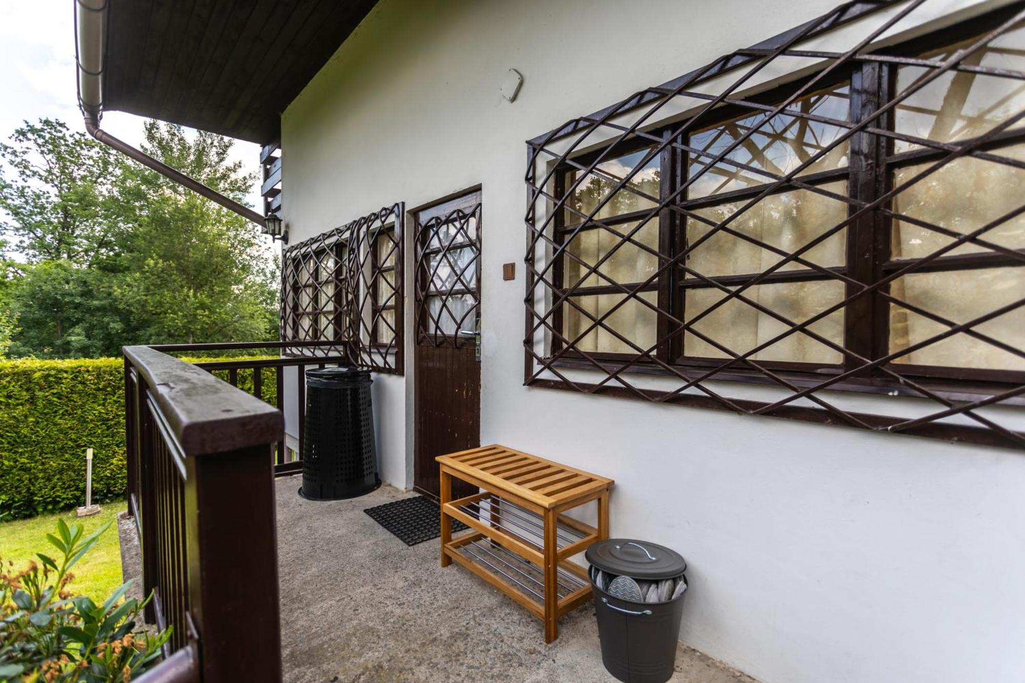 Private Summer House With Swimming Pool, Beach Bar And Pit For Football And Volleyball Hvezdonice Exterior foto